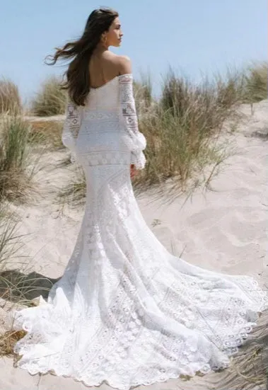 Sweetheart neckline with strapless sleeves wedding dress