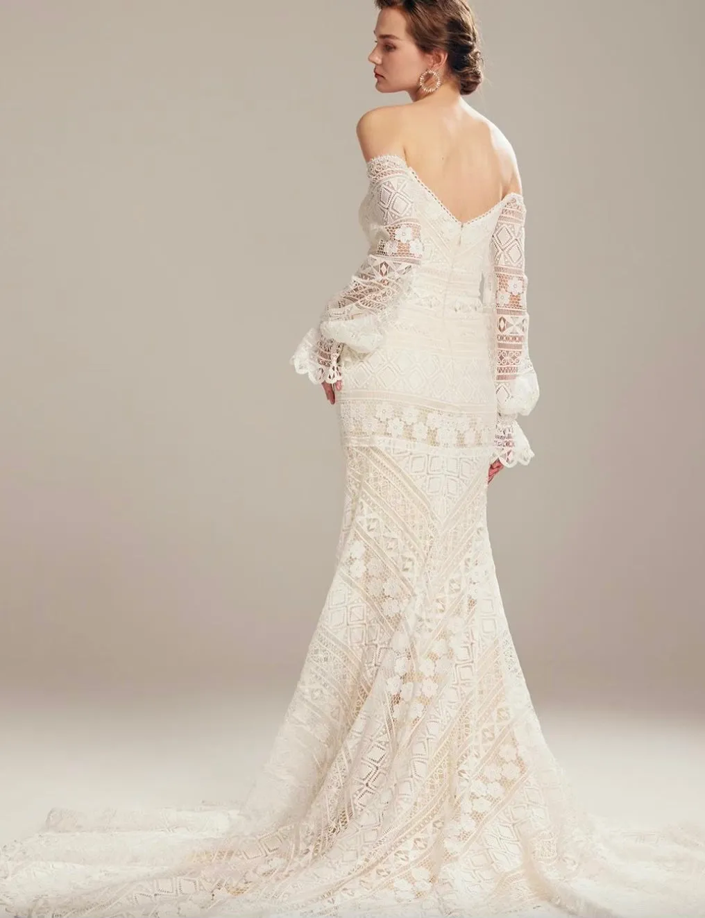 Sweetheart neckline with strapless sleeves wedding dress